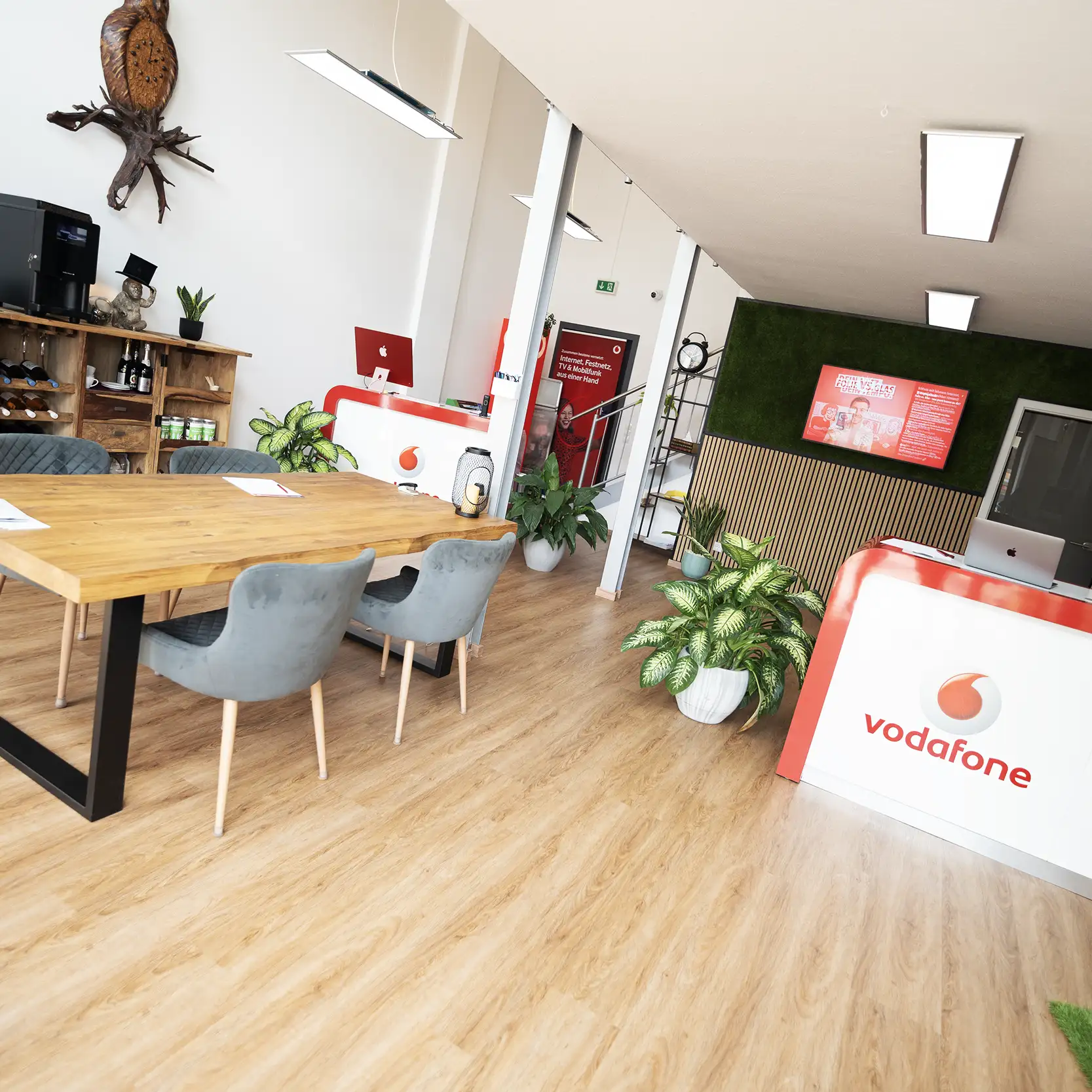 Innenansicht des Vodafone Platin Store Hannover Bothfeld im Einkaufspark Klein-Buchholz